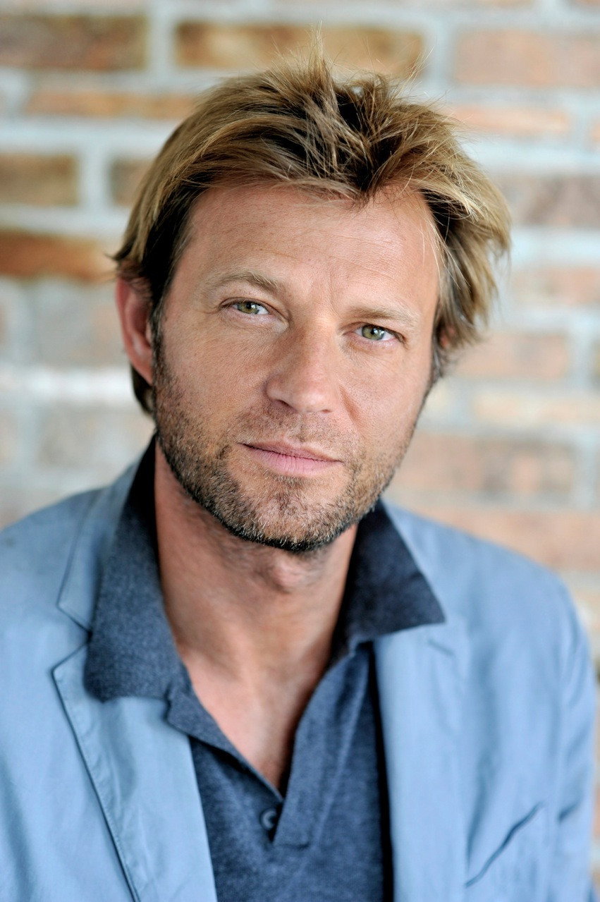 Laurent Delahousse as Laurent Delahousse in Mazarine Pingeot - Une vie au secret