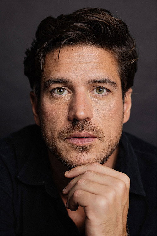 Marco Pigossi as Eric in Cidade Invisível