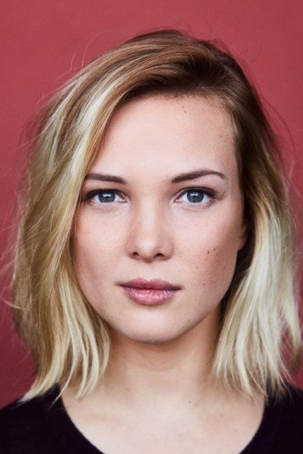 Floriane Bibauw as Petra in Love, Romance & Chocolate