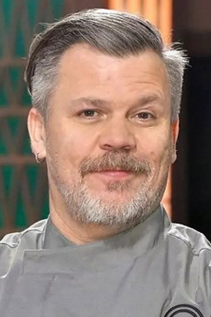 Alfonso Cadena as Self in MasterChef Celebrity México