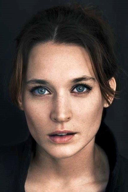 Josefin Asplund as Bianca in Seven & Me
