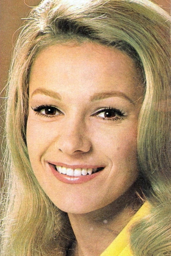 Évelyne Dandry as Sylvie in Sylvie des trois ormes