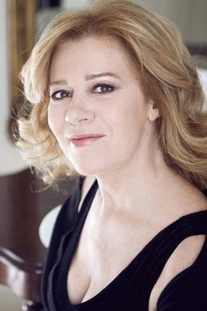 Sandra Collodel as Chiaretta, cameriera di casa Della Rocca in Unfair Competition