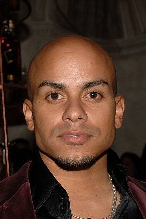 Michael Stuart as Himself in Raíces