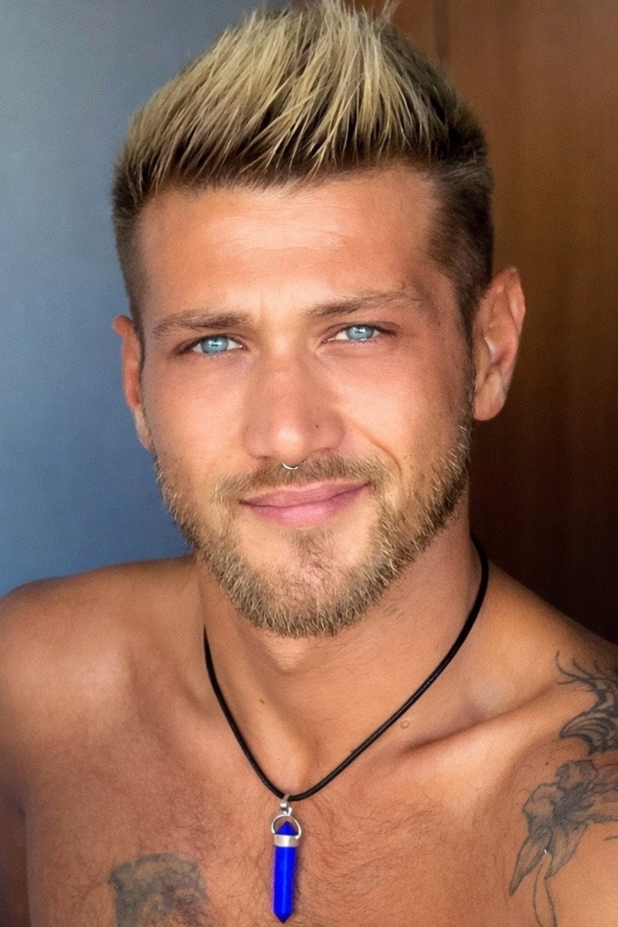 Nicholas Sartori as Mark in La perdición