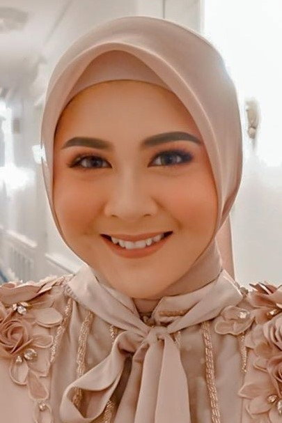 Kesha Ratuliu as Raisa in X-tra Absurd