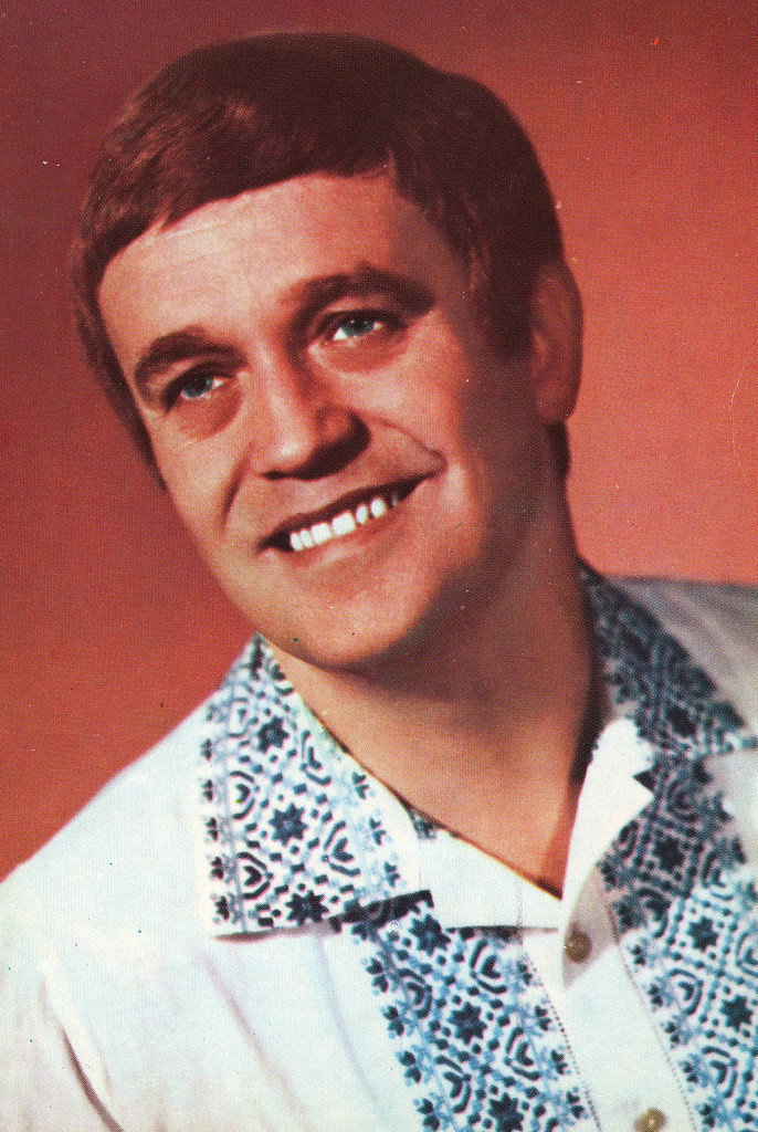 Benone Sinulescu as Wedding Singer in Astray