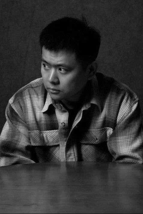 魏书钧 as Policeman in Green Wave