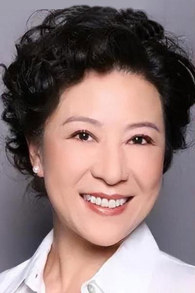 王馥荔 as Roger's Mother in A Simple Life