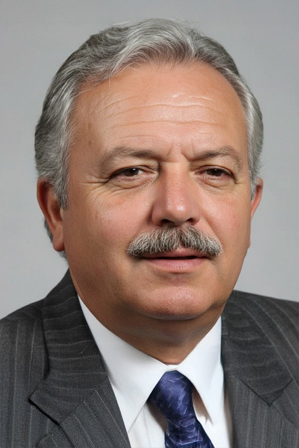 Ekrem Dümer as Doktor Sami in Canikom