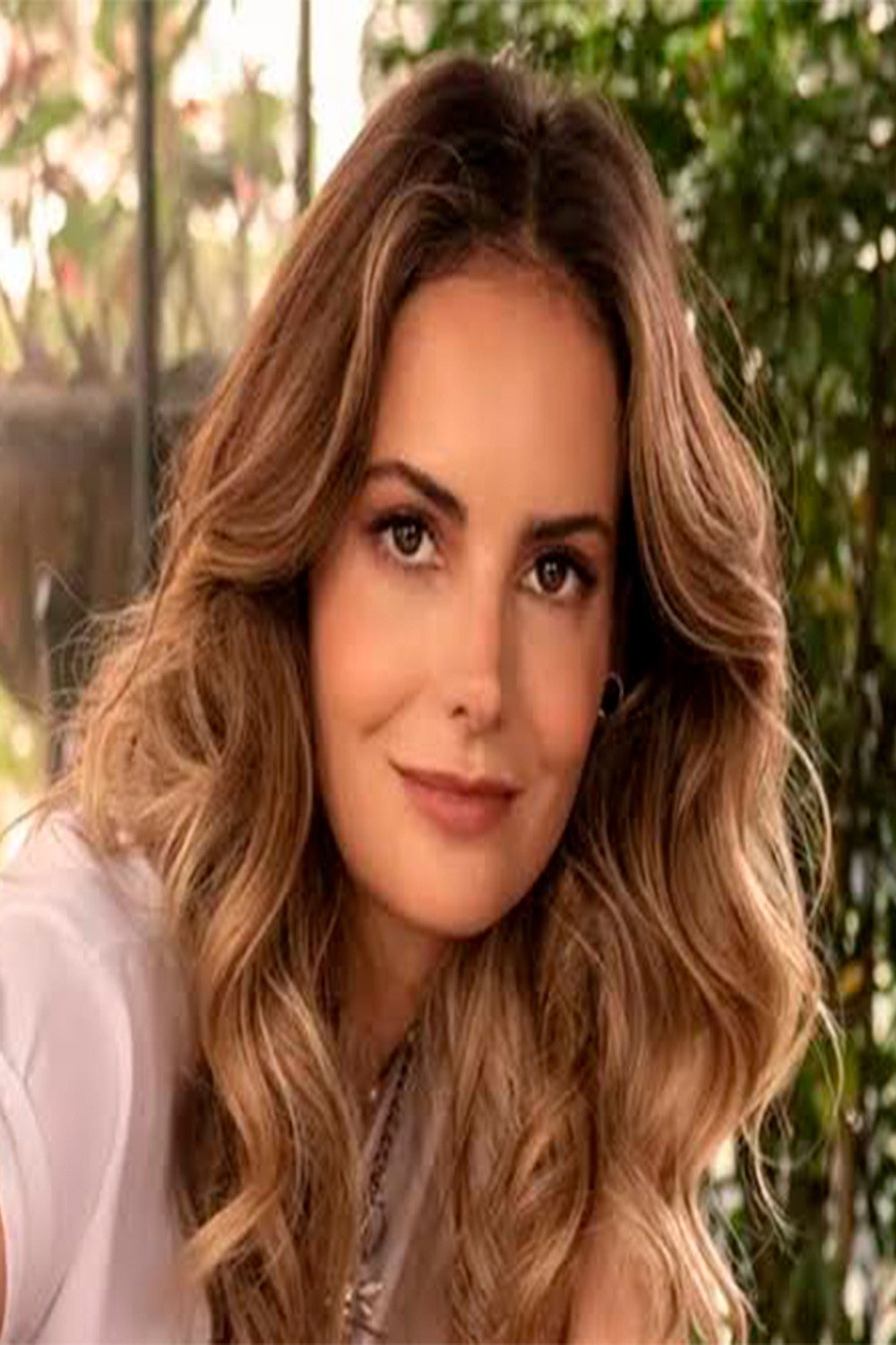 María José Martínez as Mariana Cárdena in Fugitives