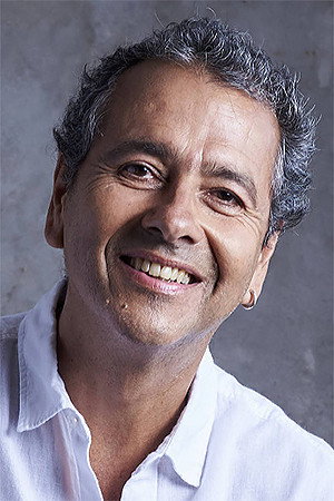 Marcos Palmeira as Valentim Muñoz in Salsa e Merengue
