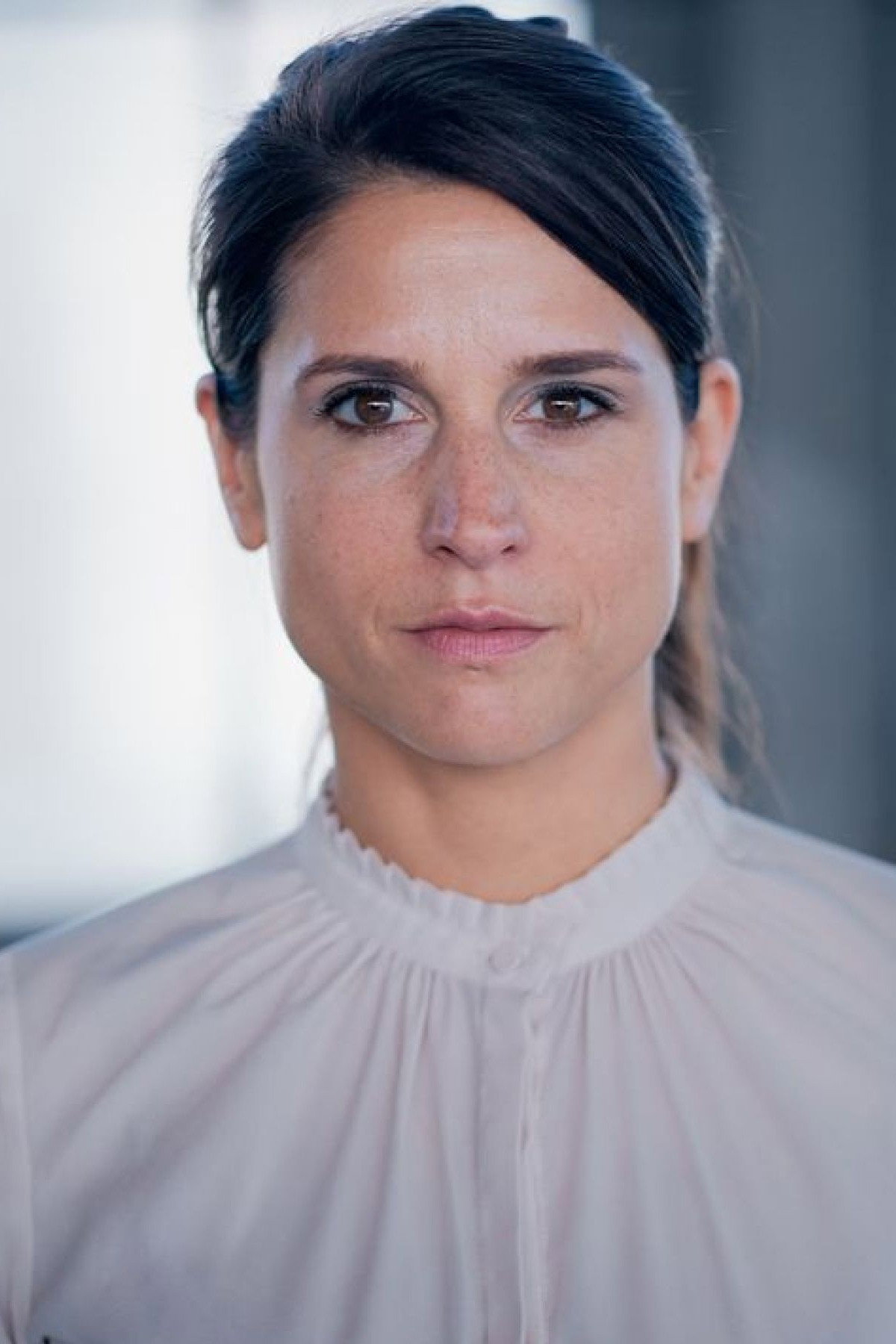 Anika Baumann as Manuela in Plötzlich Deutsch