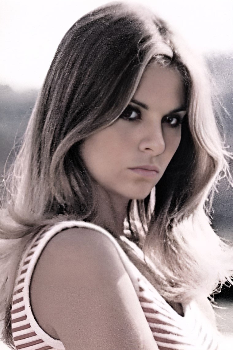 Silvia Dionisio as Paola Meniconi in Pensiero d'amore