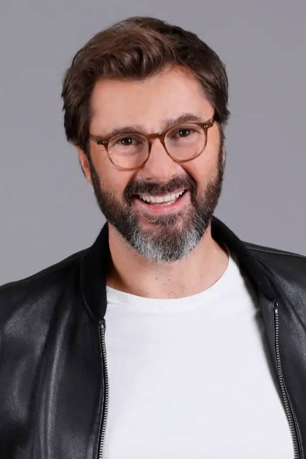 Éric Jean-Jean as Self - Host (Depuis 2025) in Fréquenstar