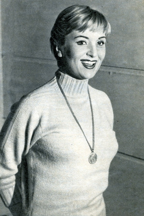 Elena Giusti as Se stessa in Singing Café