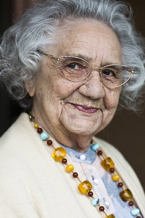 Dorothea Walda as Paula Frischhut in Allein unter Bauern