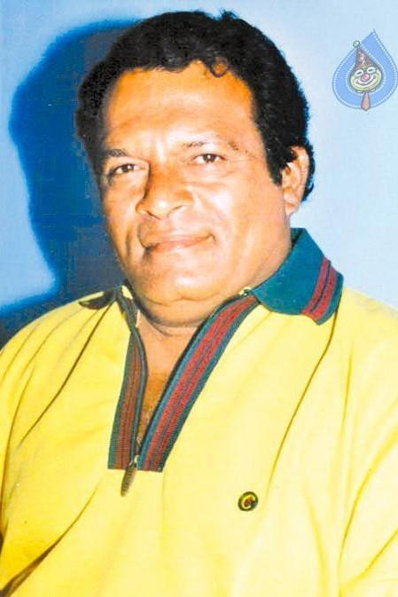 Nutan Prasad as Abraka Dabra in Kaashmora
