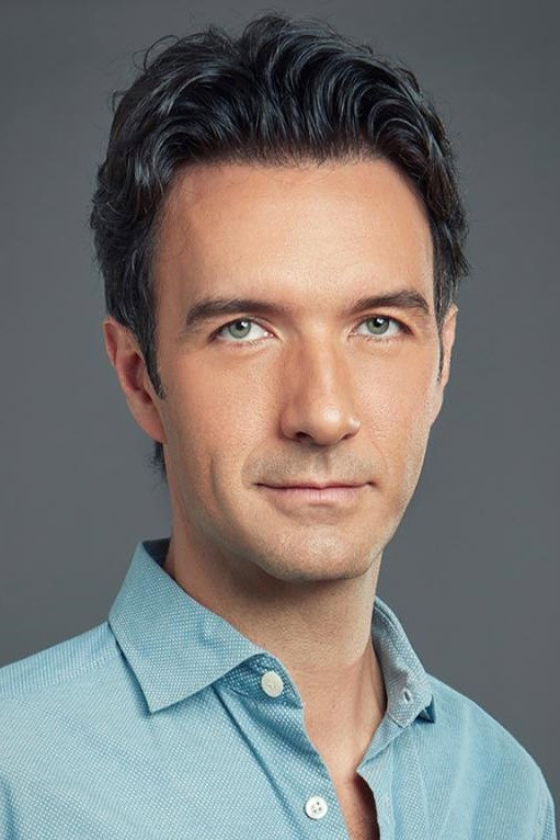 Leonardo de Lozanne as Ingeniero Torres in Not A Minute To Lose