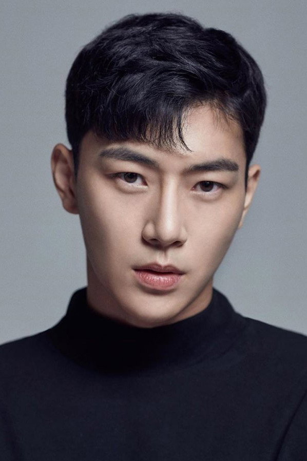 Moon Ji-yong as Woo Seung-hyun in The New Employee