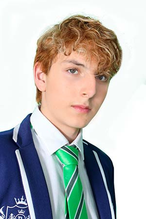 Carlos Saenz de la Vega as Santiago Gabarri in The Juniors y La Fórmula Imperial