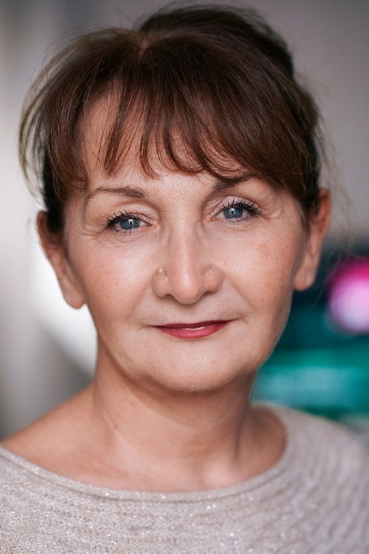Véronique Kapoyan as Louise Maudru in Mais y va où le monde ?