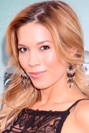 Alicia Vela-Bailey as Diana in Lights Out