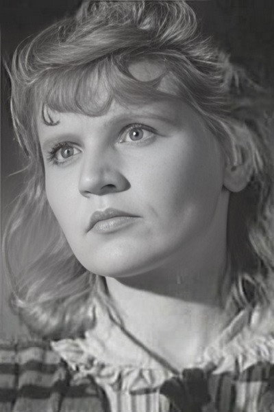 Зинаида Воркуль as Sasha in Our Girls