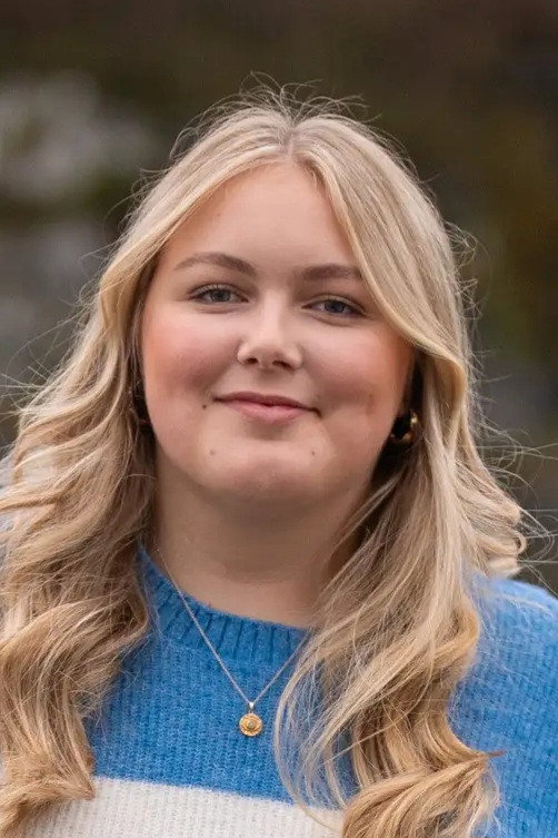 Mathea Onarheim Grønnevik as Synnøve in Rykter