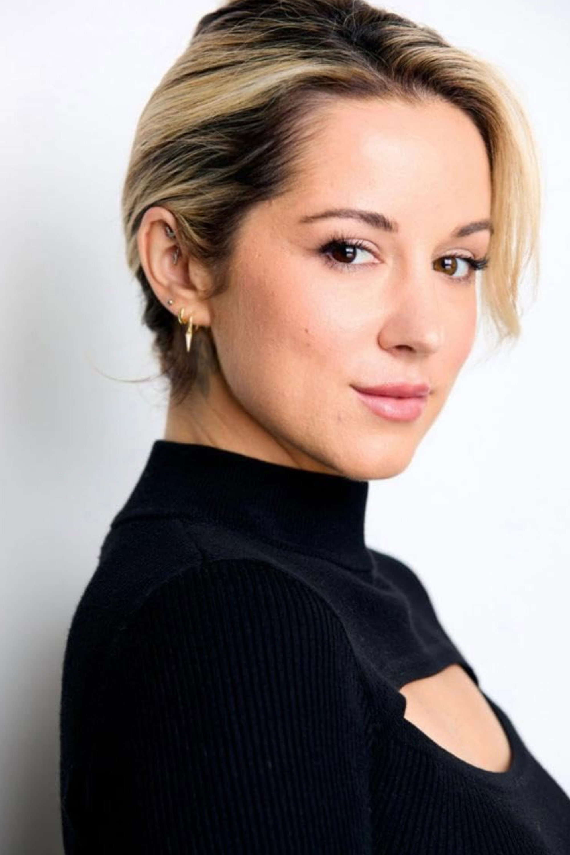 Alexandria House as Kirsten in Glowzies