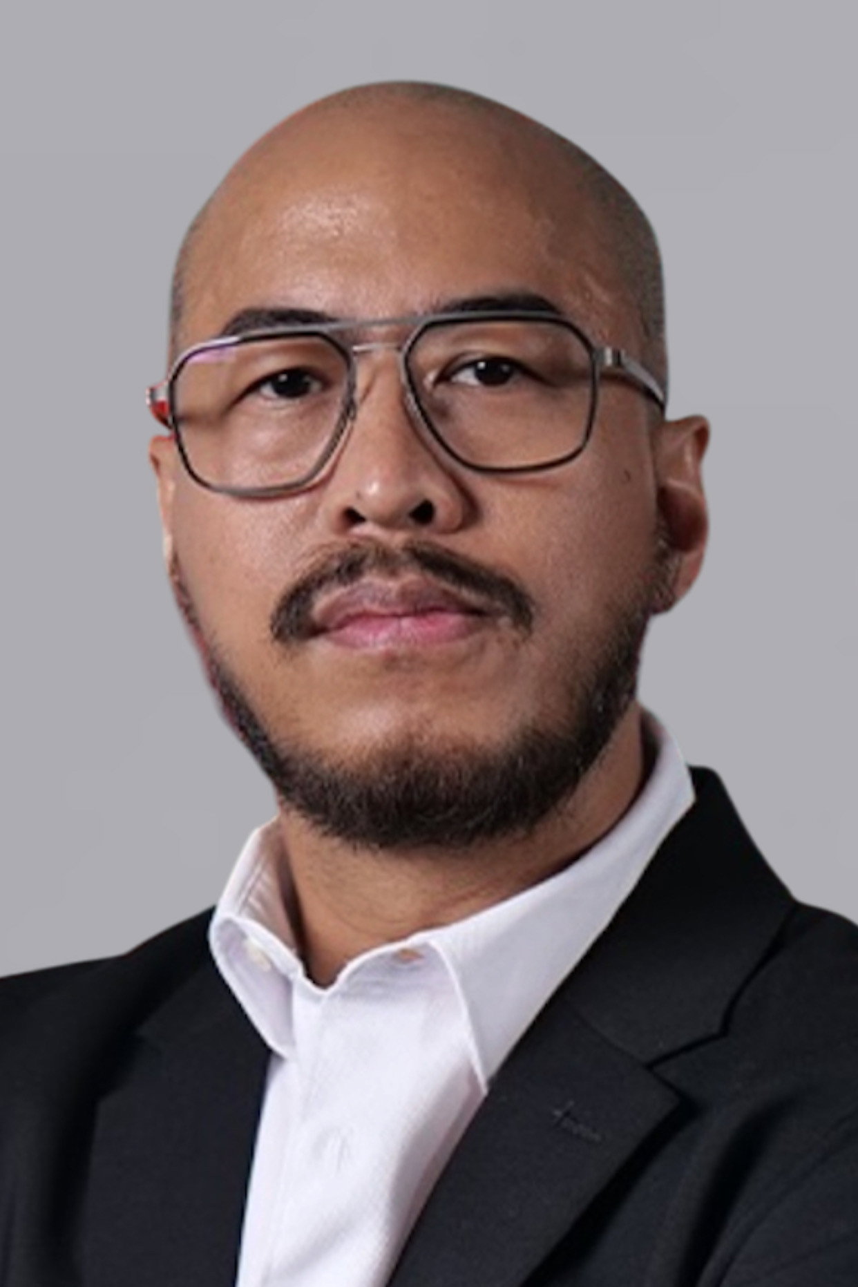 Pandji Pragiwaksono as Wawan in Single