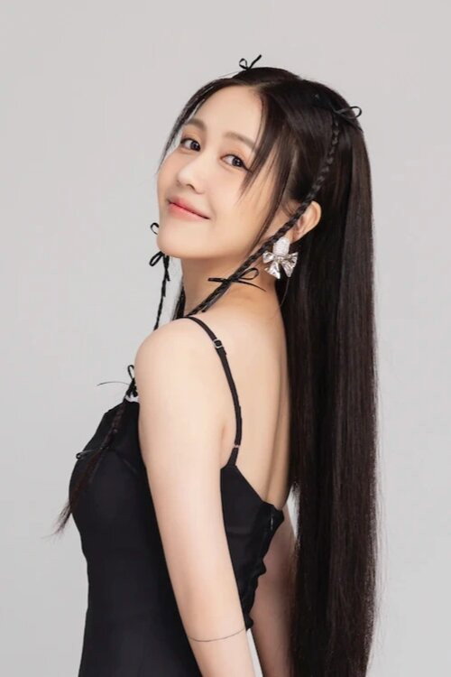 Hậu Hoàng as Self in Chị Đẹp Concert