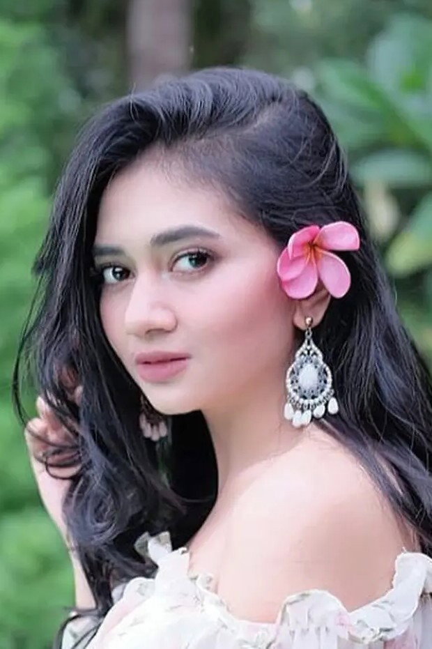 Firstriana Aldila as Menoer in The Haunted Hotel
