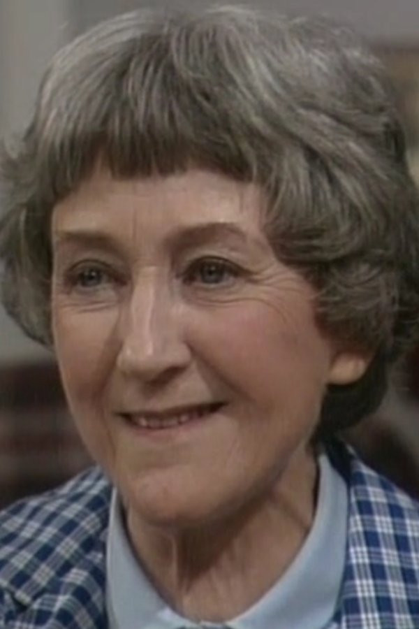 Else Petersen as Hansigne Nielsen in Henover midten