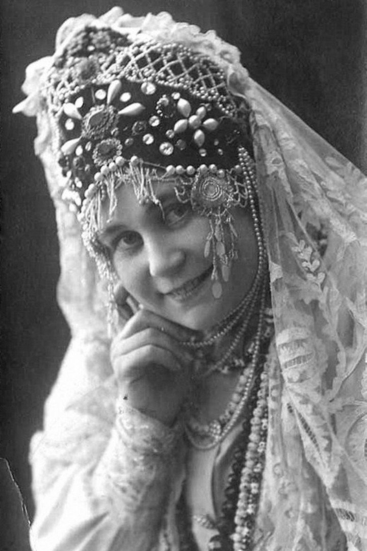 Вера Львова as бабушка Лиза in The Man with the Gun