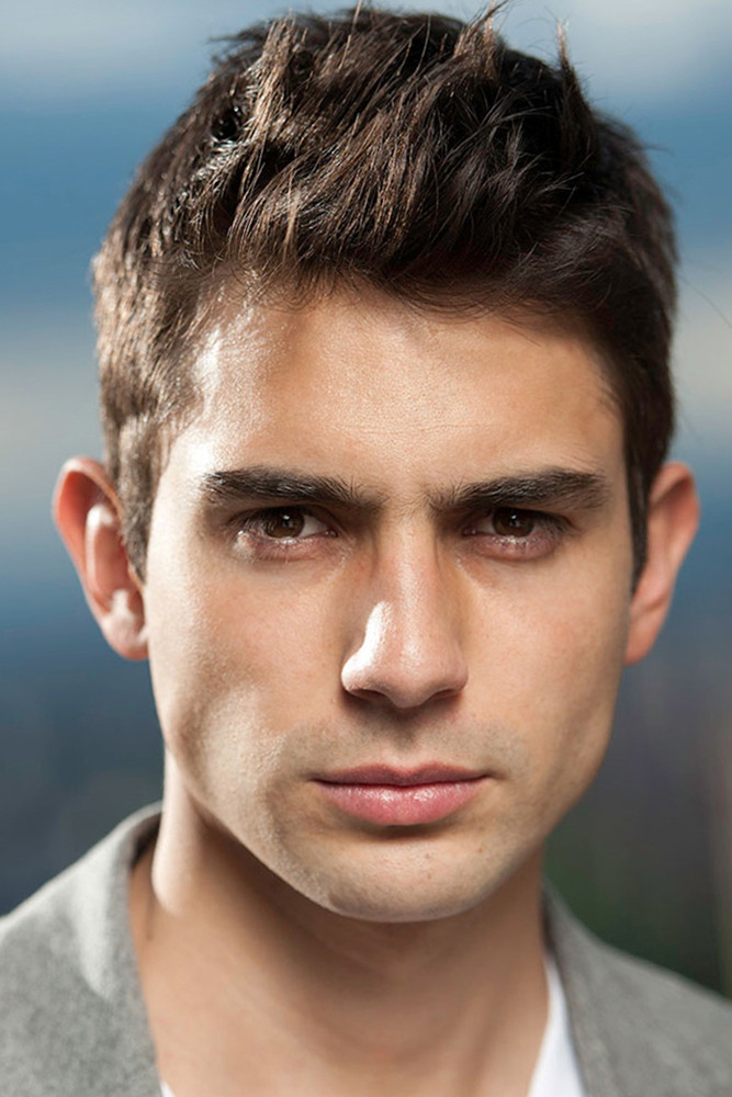 Sebastián Eslava as Esteban in Siempre bruja