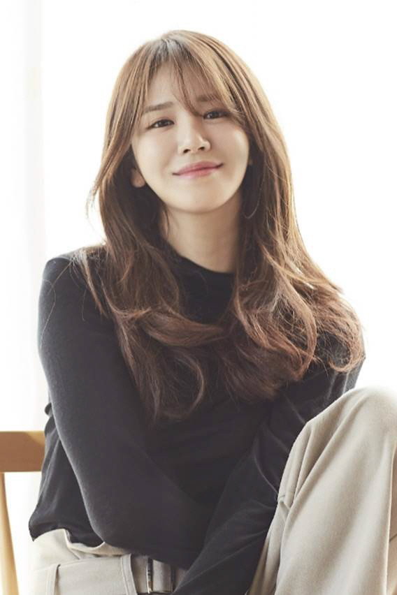 Shin Ji-woo as Kim Hye-ji in My Worst Neighbor