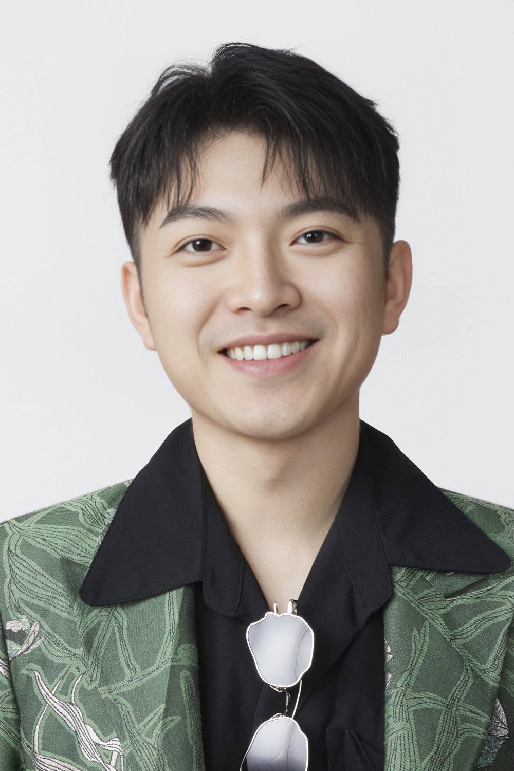 Zhou Tienan as Gangster Beat in The Girl Who Stole Time