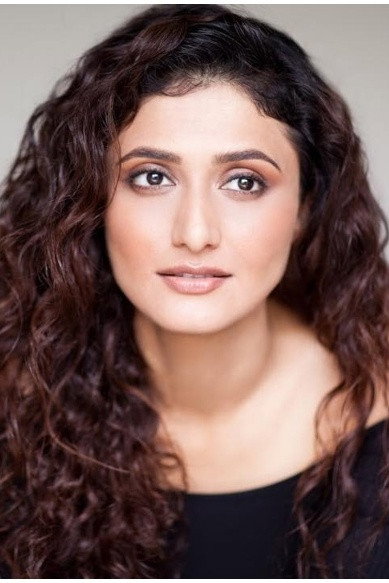 Ragini Khanna as JankiDevi in Ghoomketu