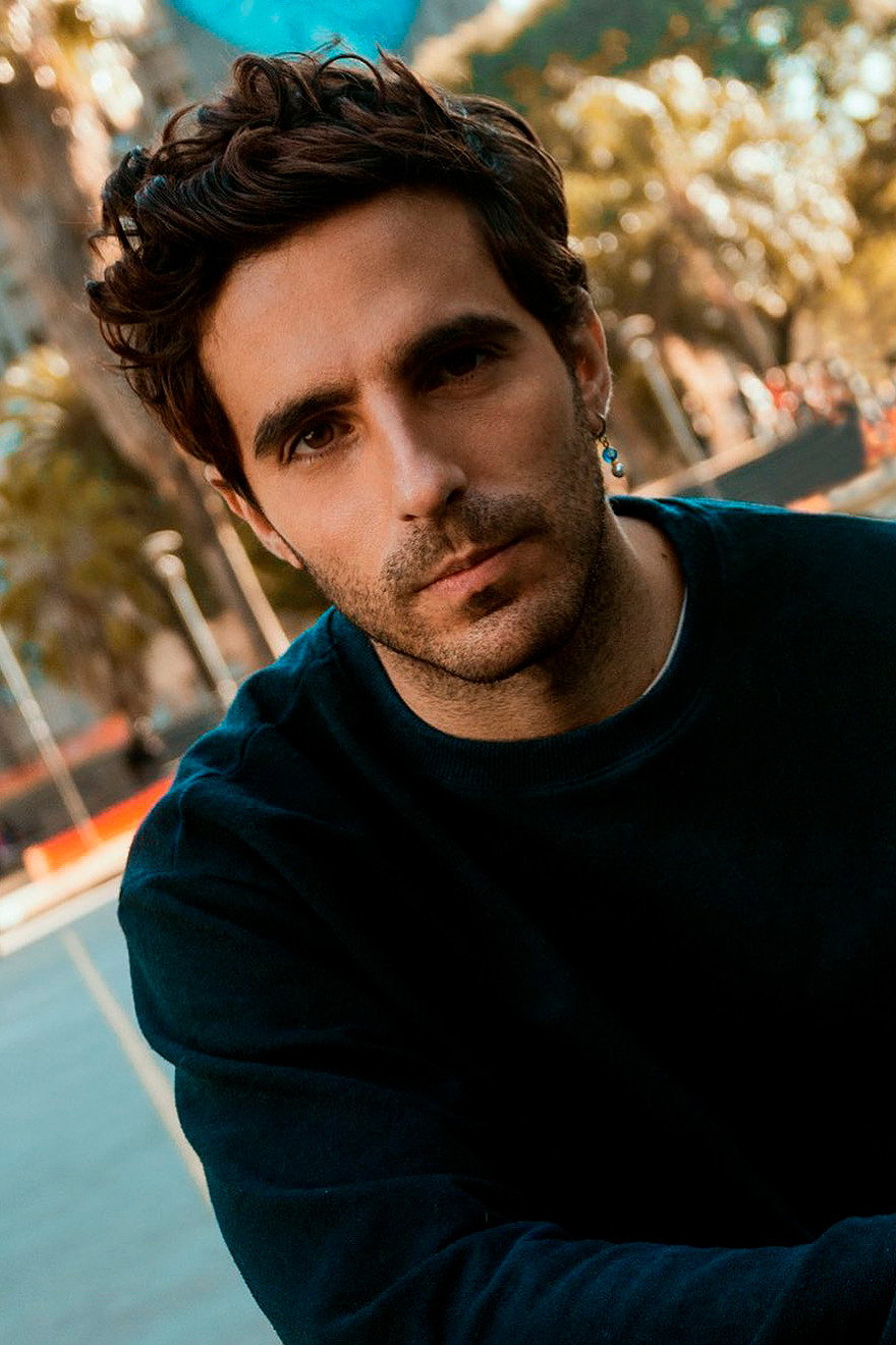 Gastón Frías as Mike in Fomalhaut