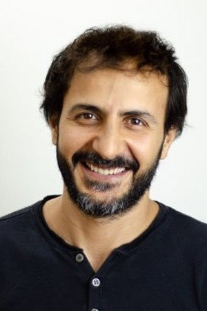 Ahmet Sarsılmaz as Müfit in Geniş Aile: Yapıştır