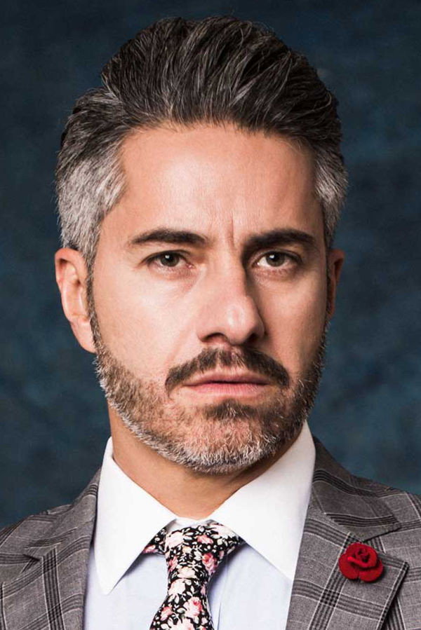 Moisés Arizmendi as Empleado Banco in My Universe in Lowercase