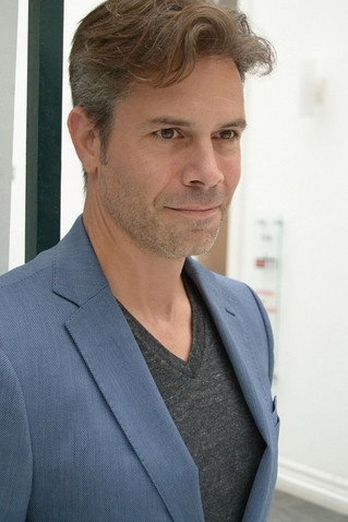 Brian Townes as American TV Host in Nunca Terão Paz