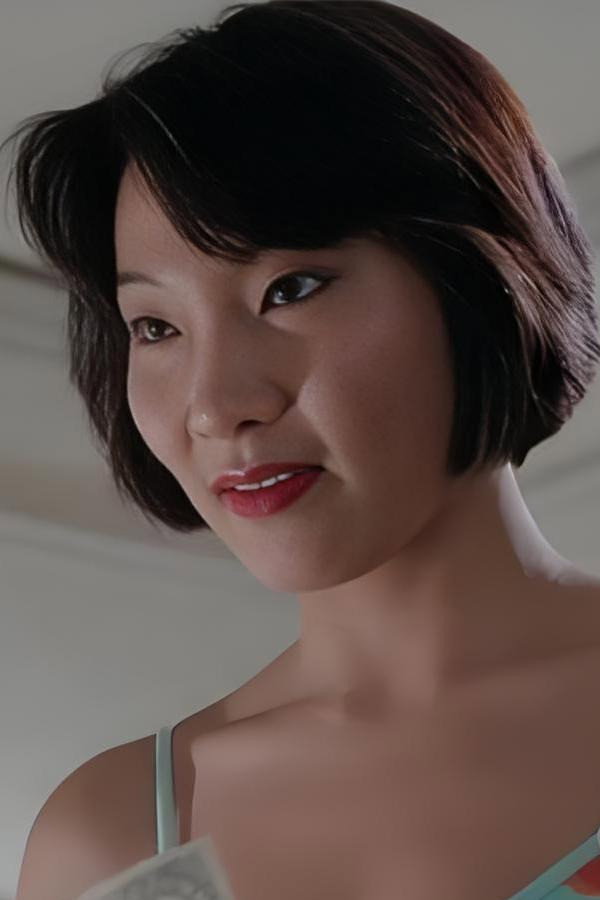 葉先兒 as 李瓶儿 in New Golden Lotus
