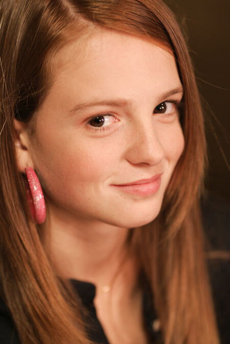 Rebecca Faura as Violette in Merci, les enfants vont bien !