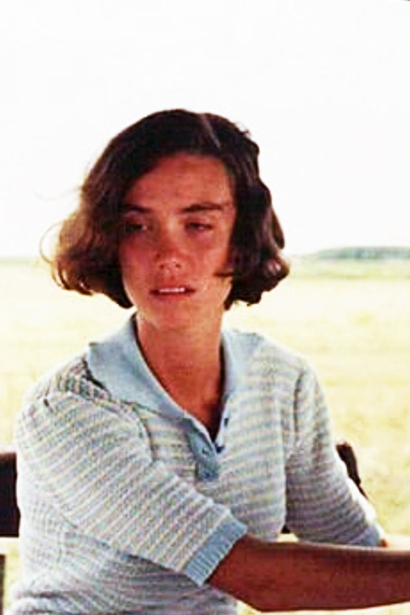 Sofía Viruboff as Carolina in Miss Mary
