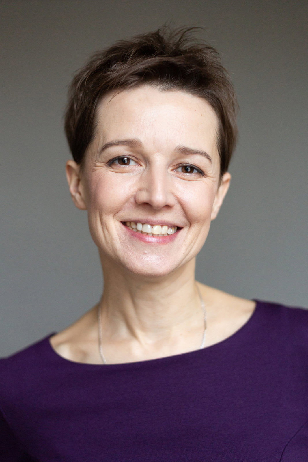 Варвара Павлова as manager in We'll Go to Macau Together