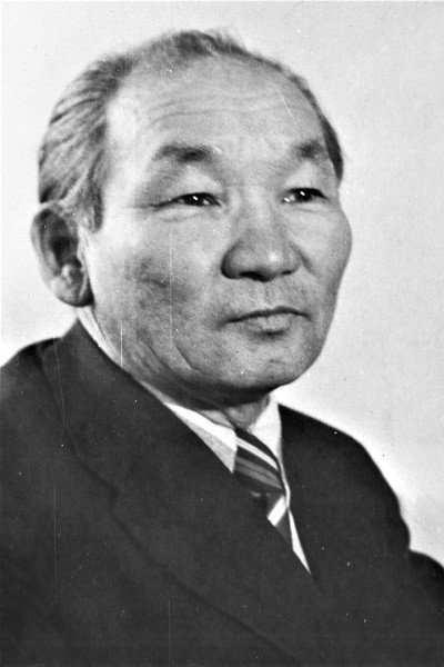 Aleksandr Tavakay as Тобагоев, старый охотник in SOS from the Taiga