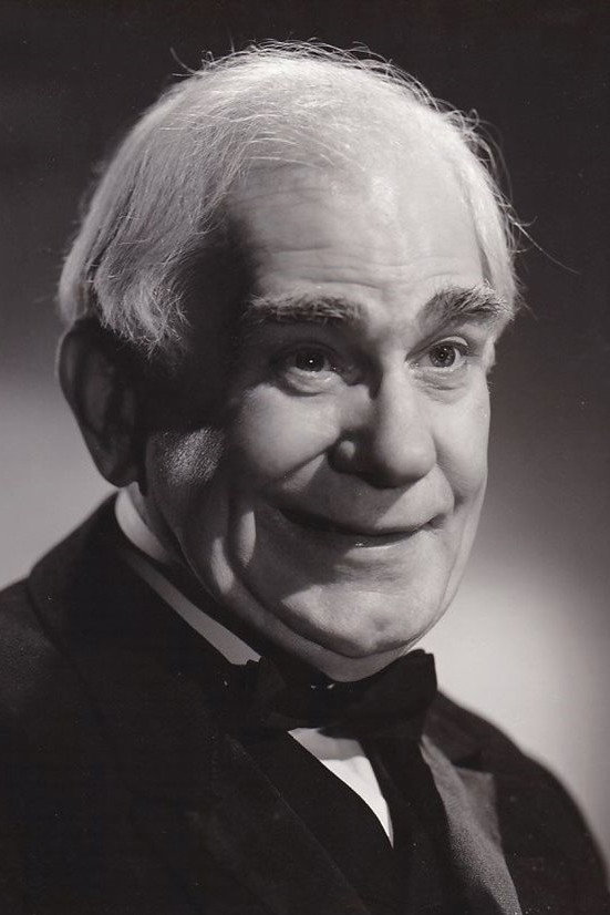 Erskine Sanford as Judge in The Lady from Shanghai
