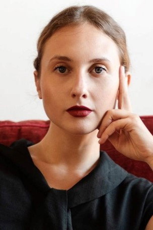 Giulia Mosca as Roberta in Arte